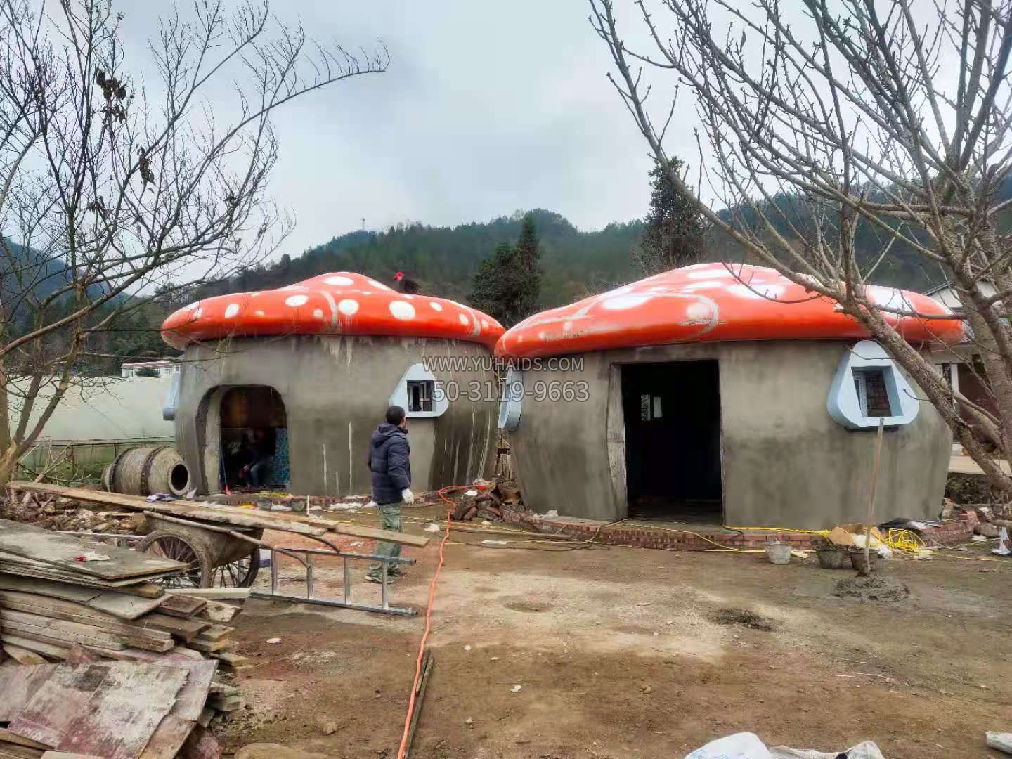 玻璃钢仿真卡通蘑菇屋顶安装效果 玻璃钢仿真卡通蘑菇屋顶安装效果